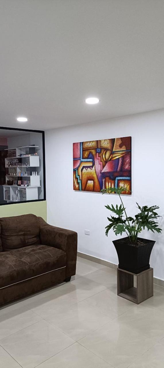 Julius Hostal, Desde Las 14 Horas Hasta 12 Del Mediodia Quito Kültér fotó