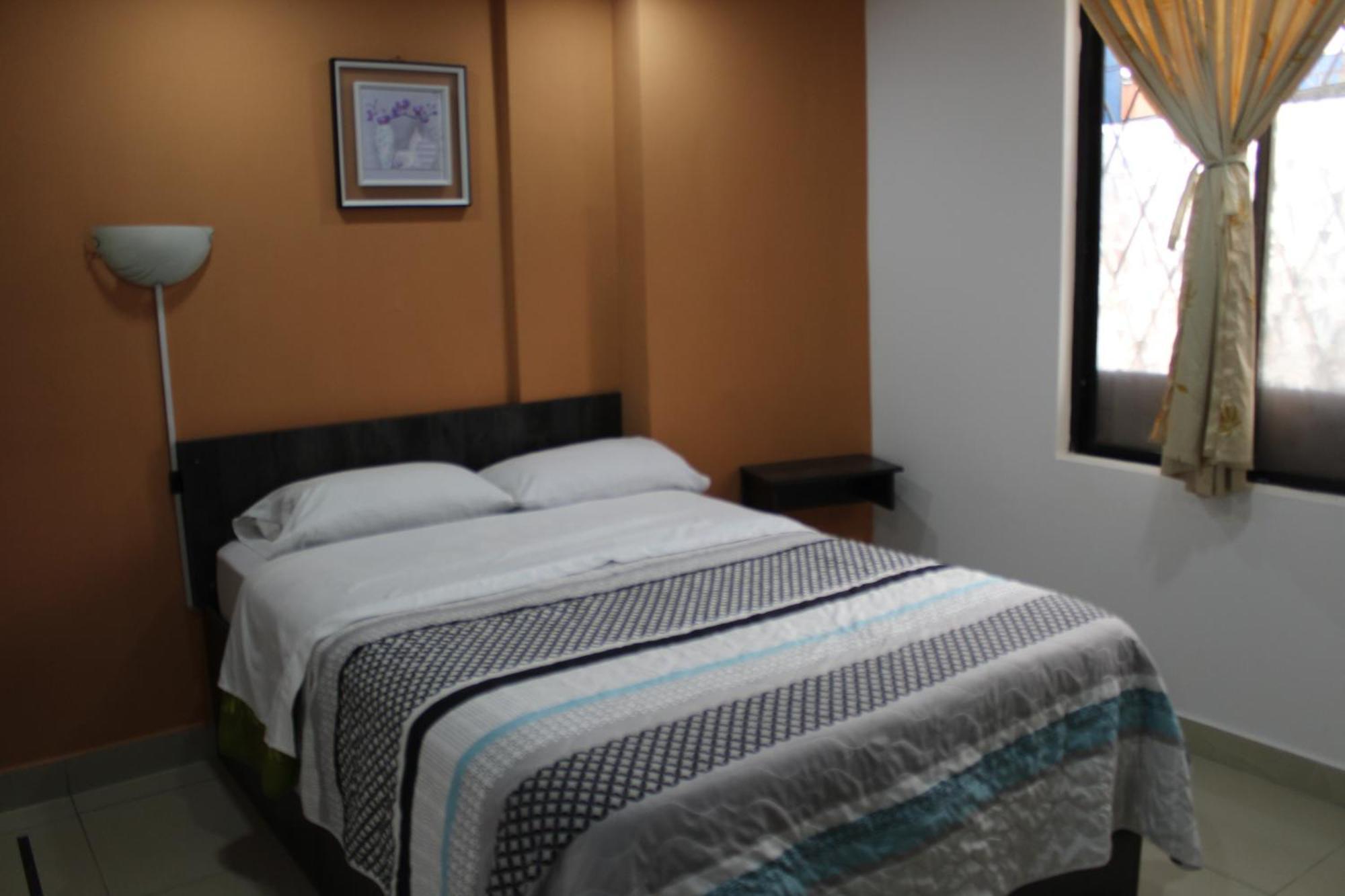 Julius Hostal, Desde Las 14 Horas Hasta 12 Del Mediodia Quito Kültér fotó
